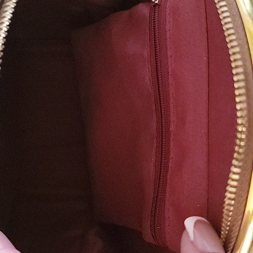 novelty clock-shaped‎ handbag that features a real, working quartz clock face. - Picture 6 of 7